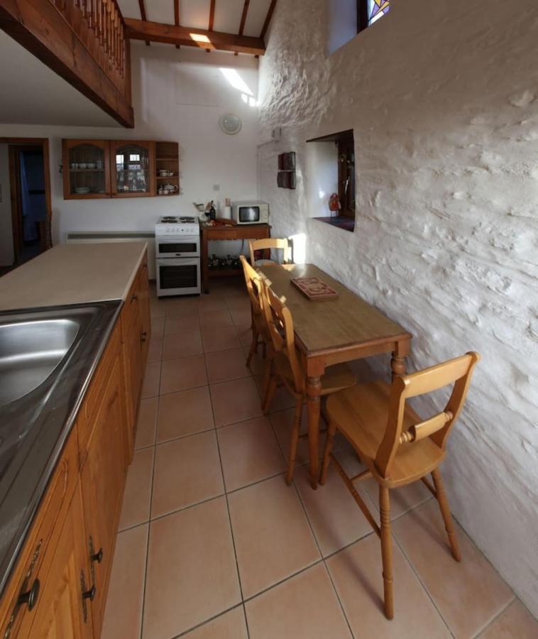 Inviting 2-Bed Cottage In Newcastle Emlyn Kültér fotó