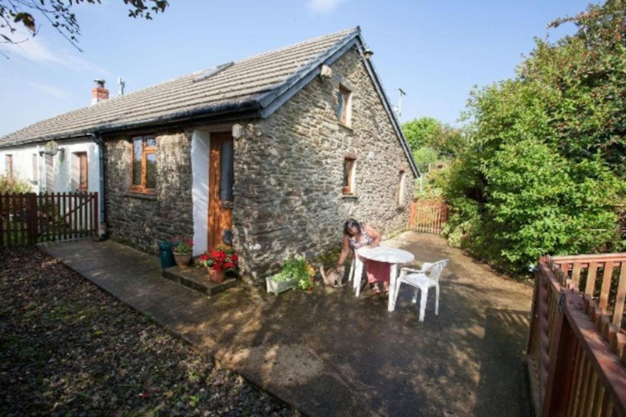 Inviting 2-Bed Cottage In Newcastle Emlyn Kültér fotó